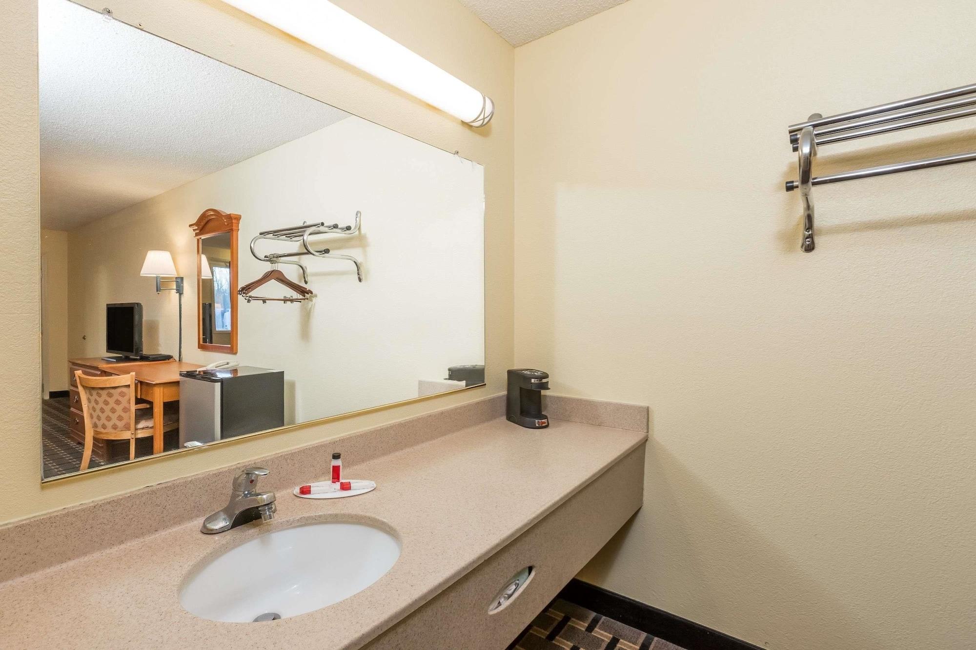 Super 8 By Wyndham Indianapolis-Southport Rd Motel Buitenkant foto